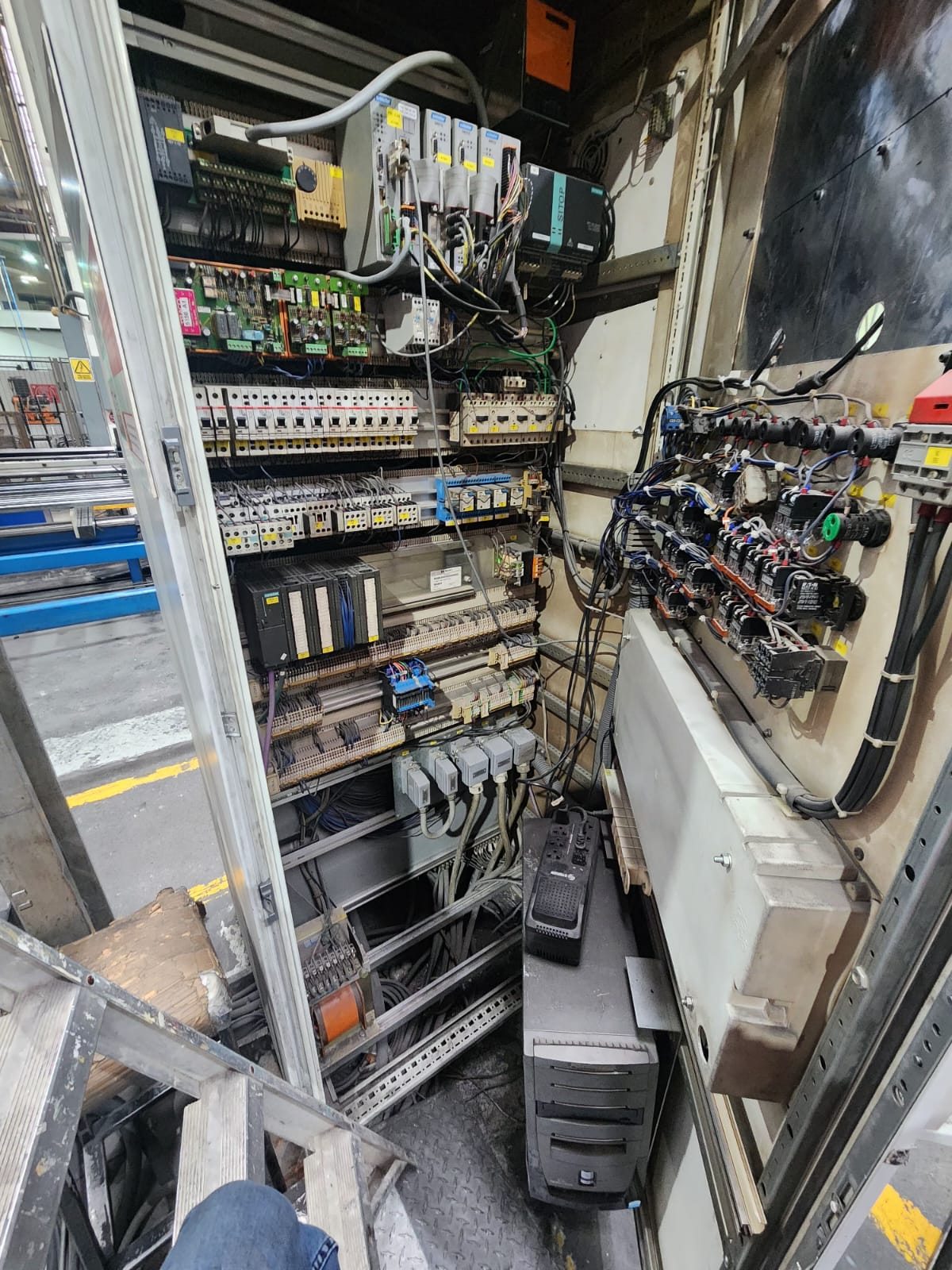 Gabinete industrial con sistemas de control y electrónica de potencia