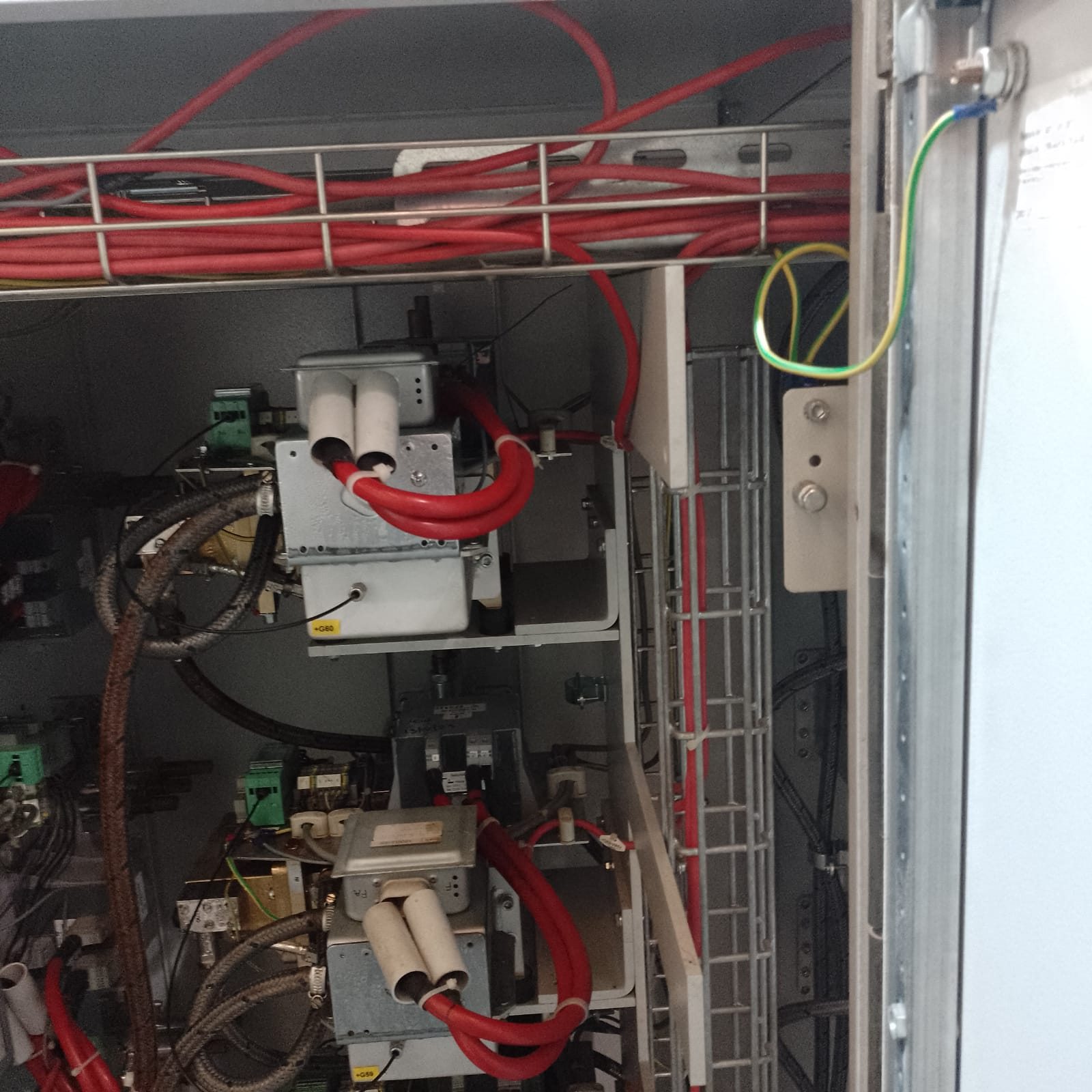 Magnetrones instalados en un sistema industrial de microondas