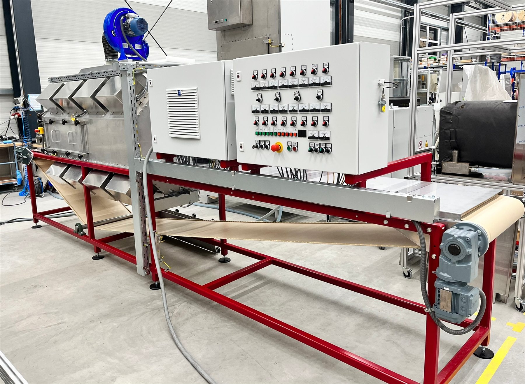 Equipo industrial integrado para procesos de radiofrecuencia